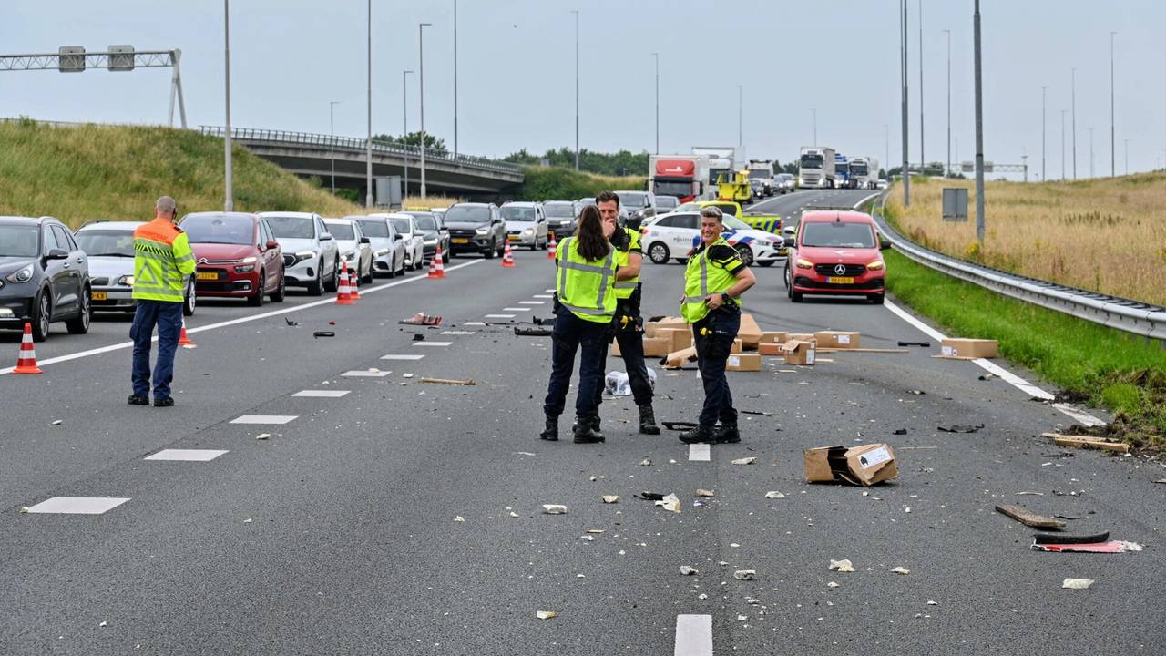 De snelweg lag vol met de afgevallen lading (foto: SQ Vision/Tom van der Put).