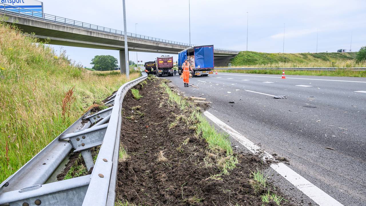 De vrachtauto raakte de vangrail (foto: SQ Vision/Tom van der Put).