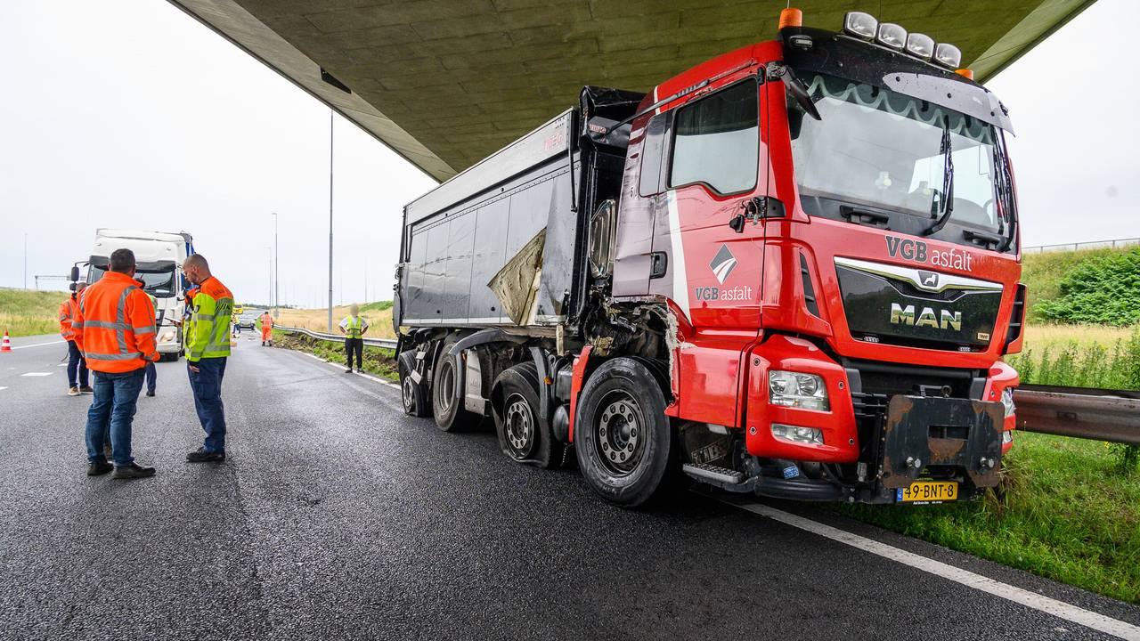 De vrachtauto liep schade op door de botsing (foto: SQ Vision/Tom van der Put).