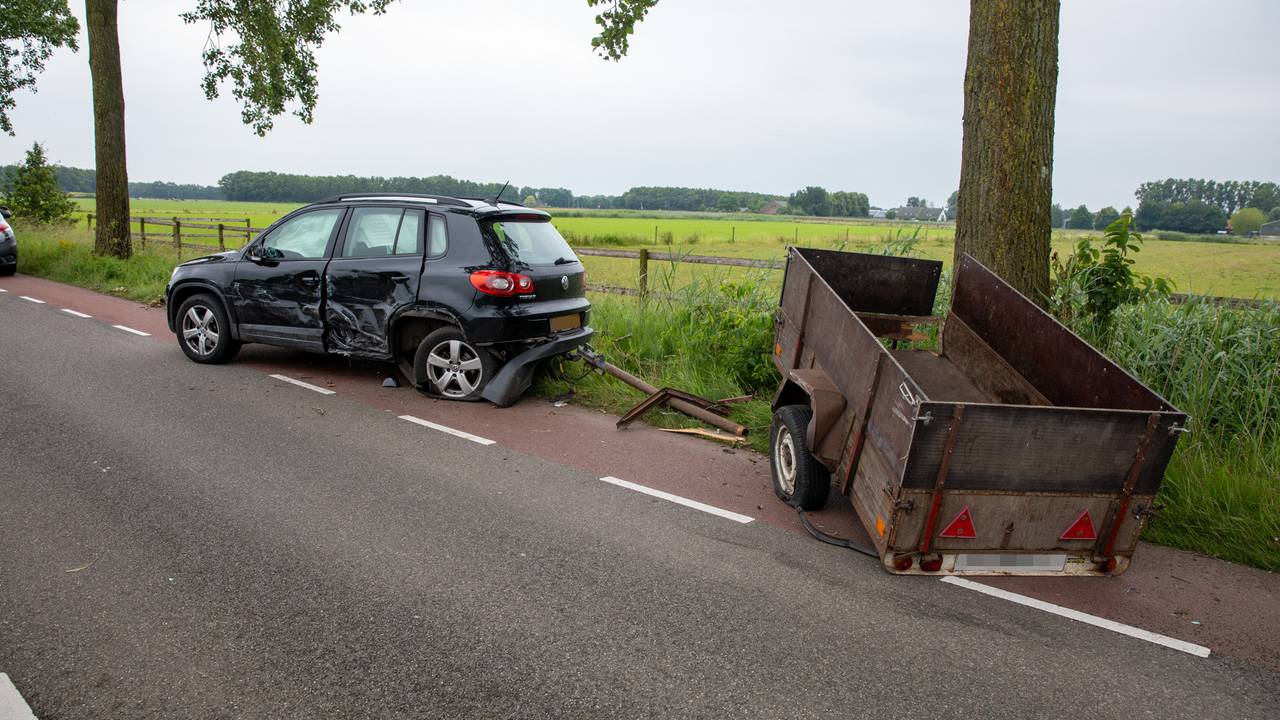 De auto met de aanhanger liep ook schade op (foto: SQ Vision/Christian Traets).