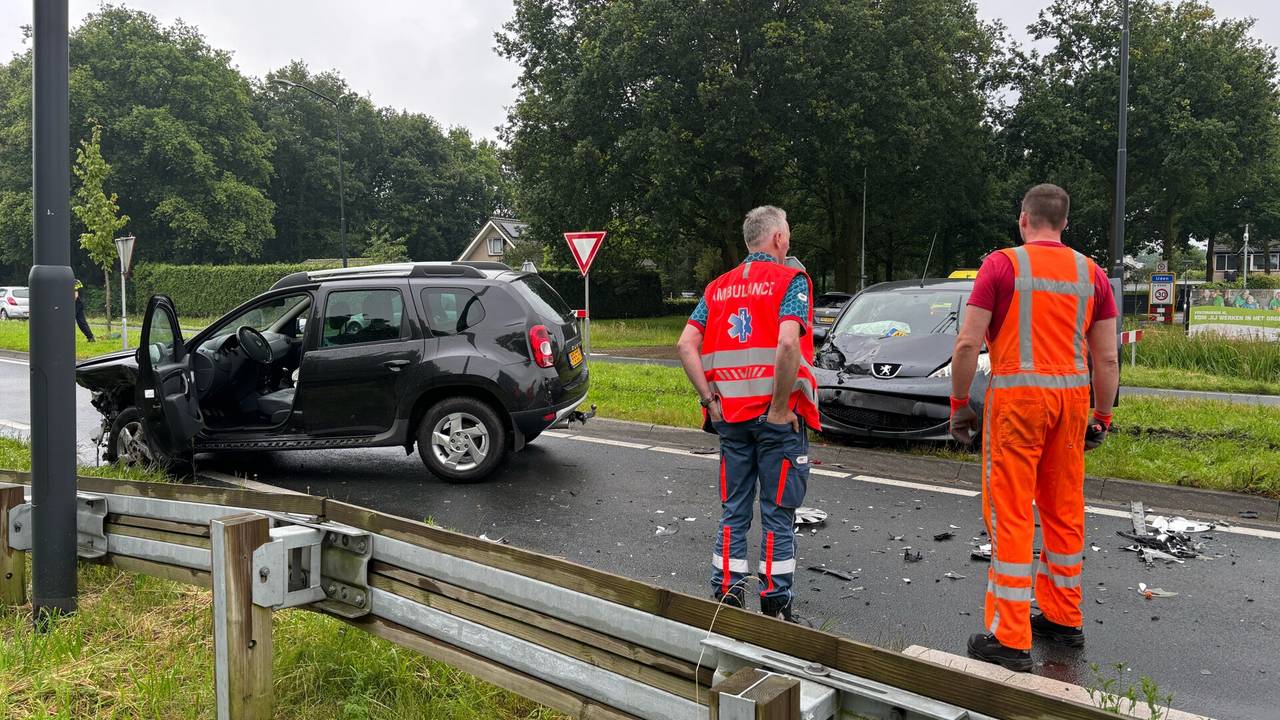 De auto's liepen forse schade op (foto: SQ Vision/Marco van den Broek).