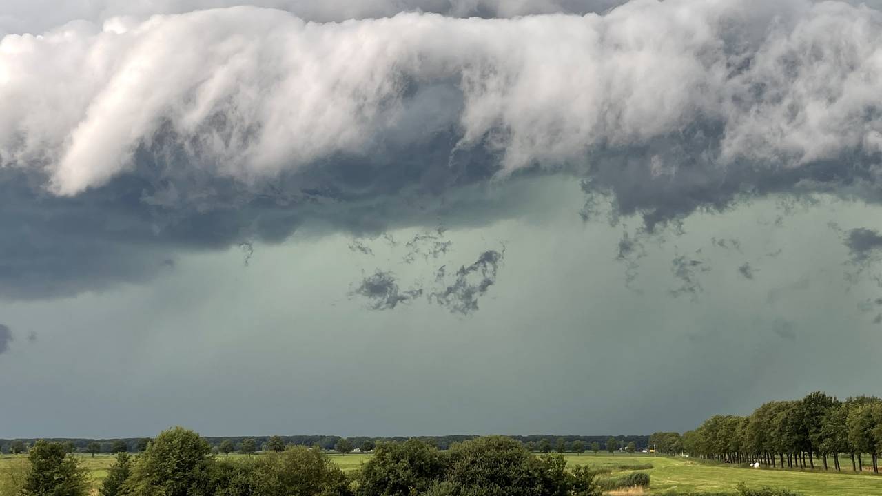 Een wolk in Vlijmen gisteravond (foto: Claudia van den Heuvel).