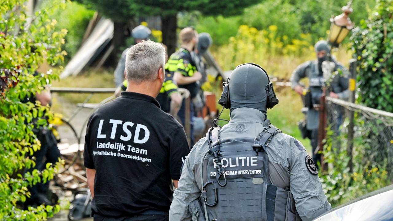 Politiemensen van het Arrestatieteam in Hulten (Foto: SQ Vision)