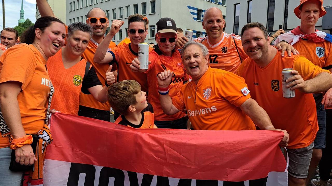 De groep feestvierders uit Boxmeer (foto: Leon Voskamp / Omroep Brabant))