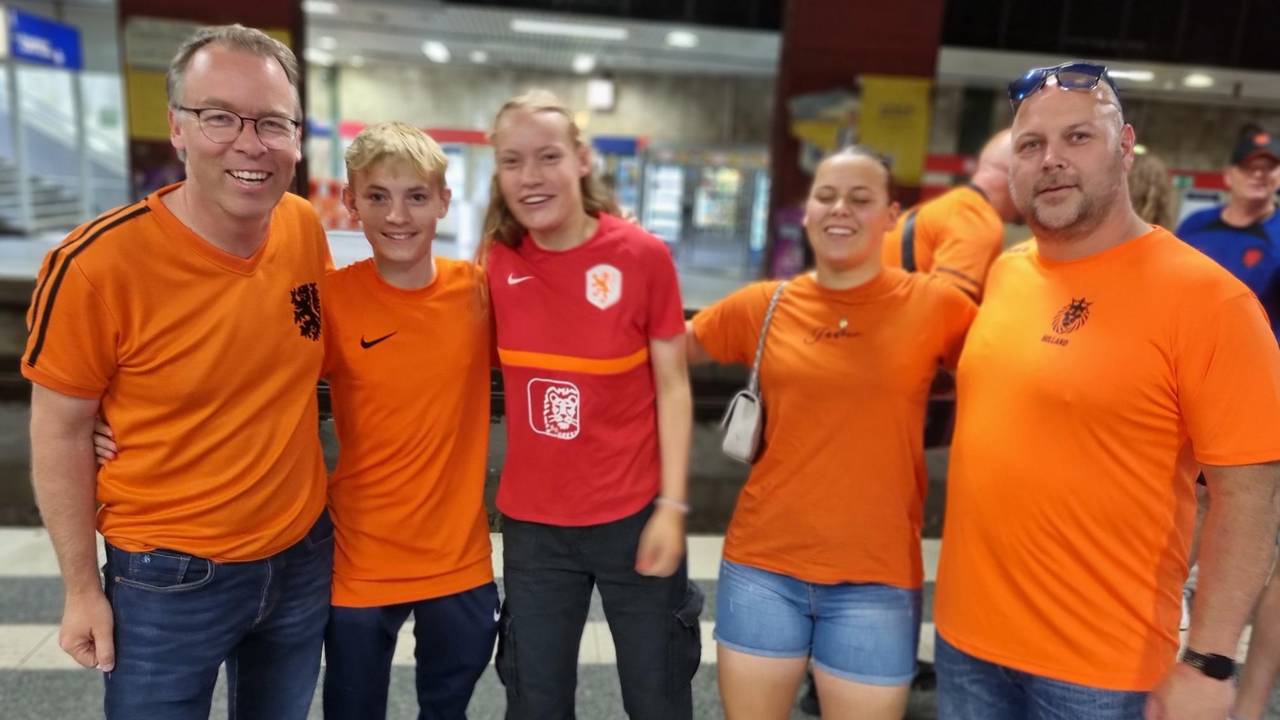 Stijn (links) is er samen met zijn dochter Julia (midden) bij in Dortmund (foto: Leon Voskamp / Omroep Brabant)