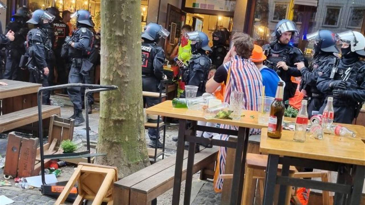 Er is veel politie op de been (foto: Leon Voskamp / Omroep Brabant)