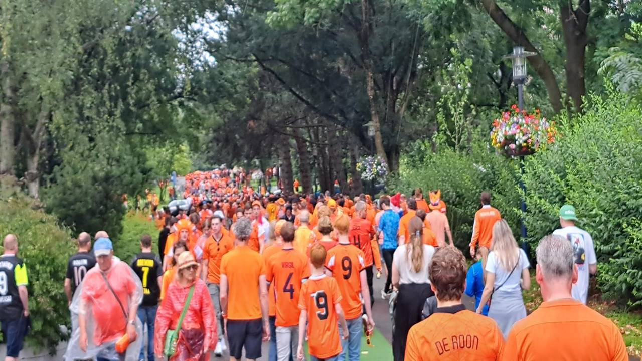 De oranjestoet is vertrokken naar het stadion (foto: Leon Voskamp / Omroep Brabant)