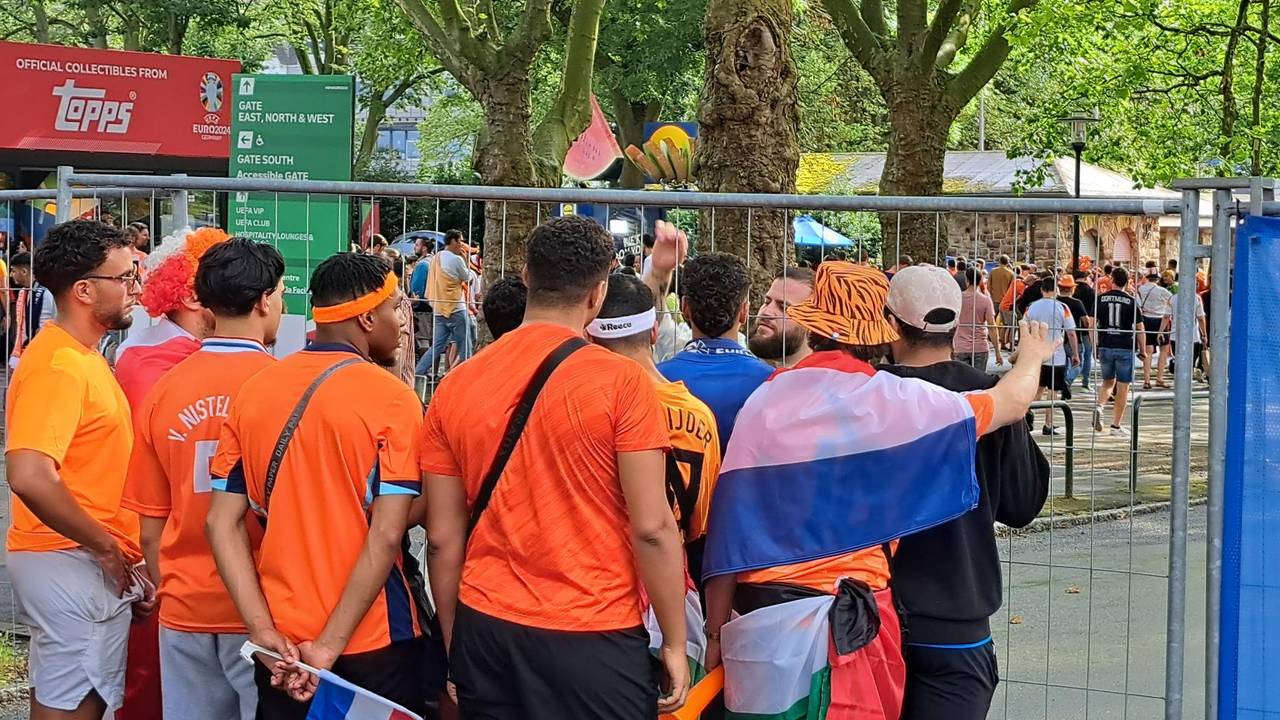 Deze fans kwamen niet binnen zonder kaartje (foto: Leon Voskamp / Omroep Brabant)