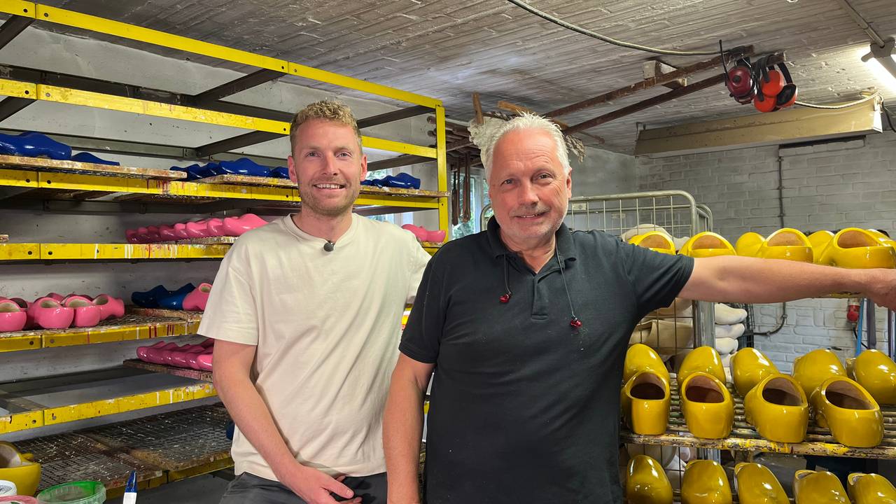 Zoon Luuk Traa en zijn vader Ad Traa in hun klompenfabriek (foto: Megan Hanegraaf).