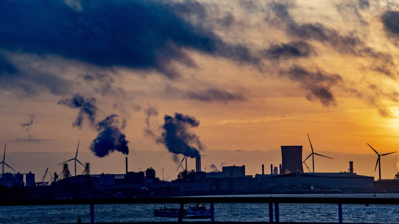 De Delta Rhine Corridor gaat ook via de haven van Moerdijk lopen (foto: ANP).