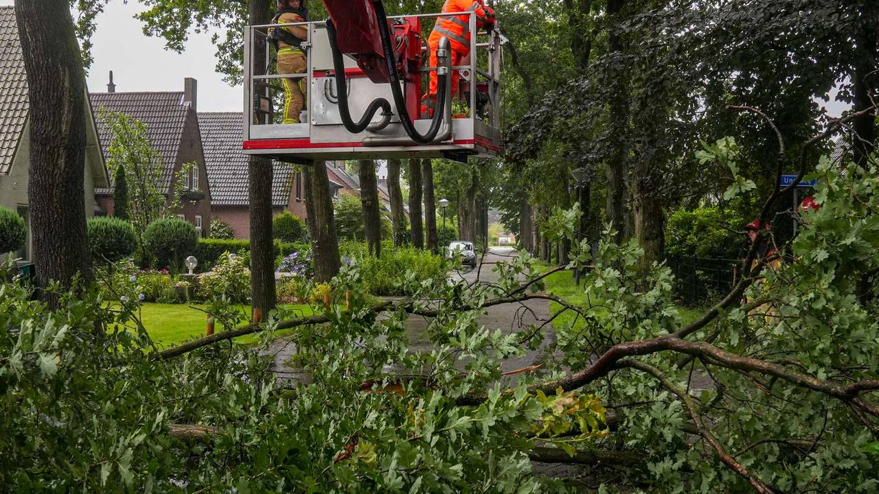 De brandweer maakt de weg weer vrij (foto: Harrie Grijseels/SQ Vision).