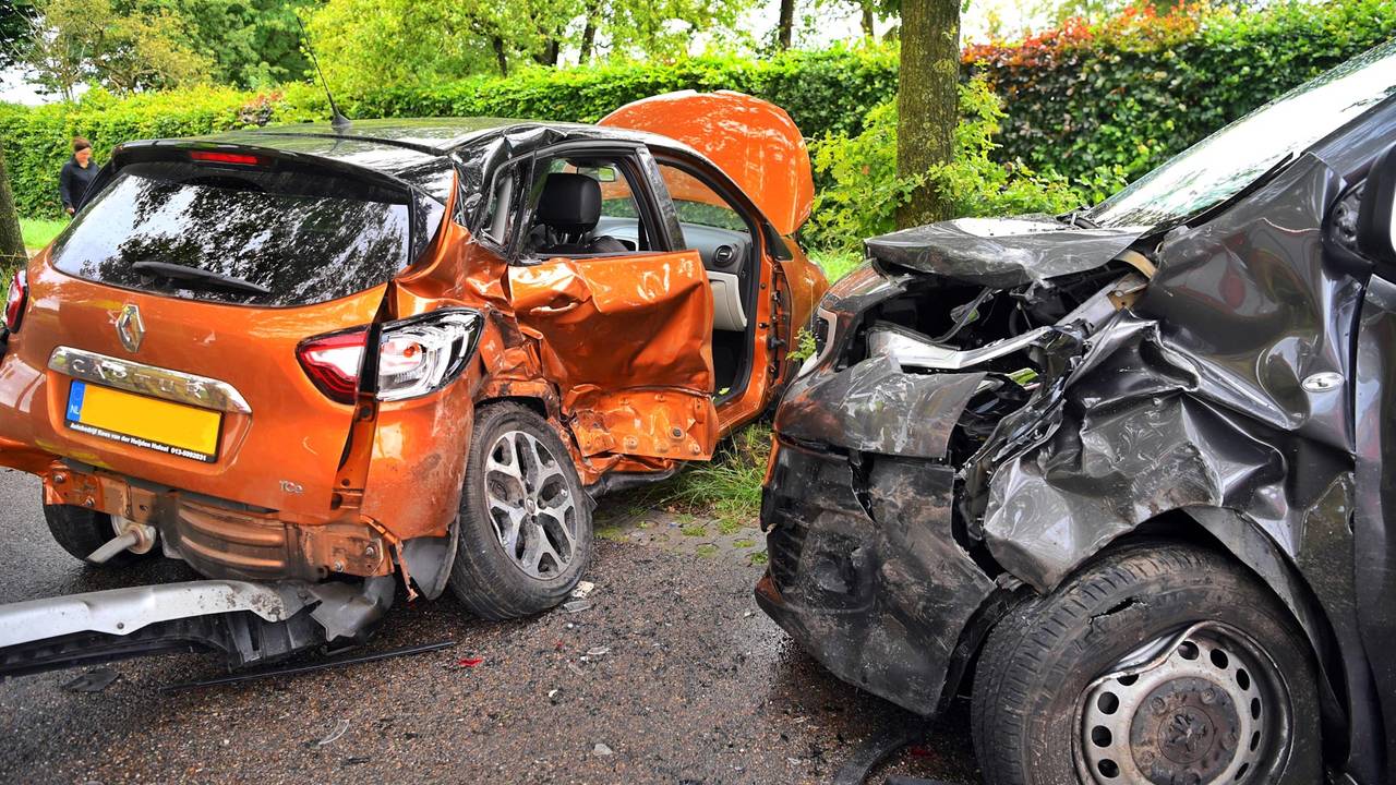 Twee van de drie betrokken auto's van de aanrijding (foto: Rico Vogels/SQ Vision).