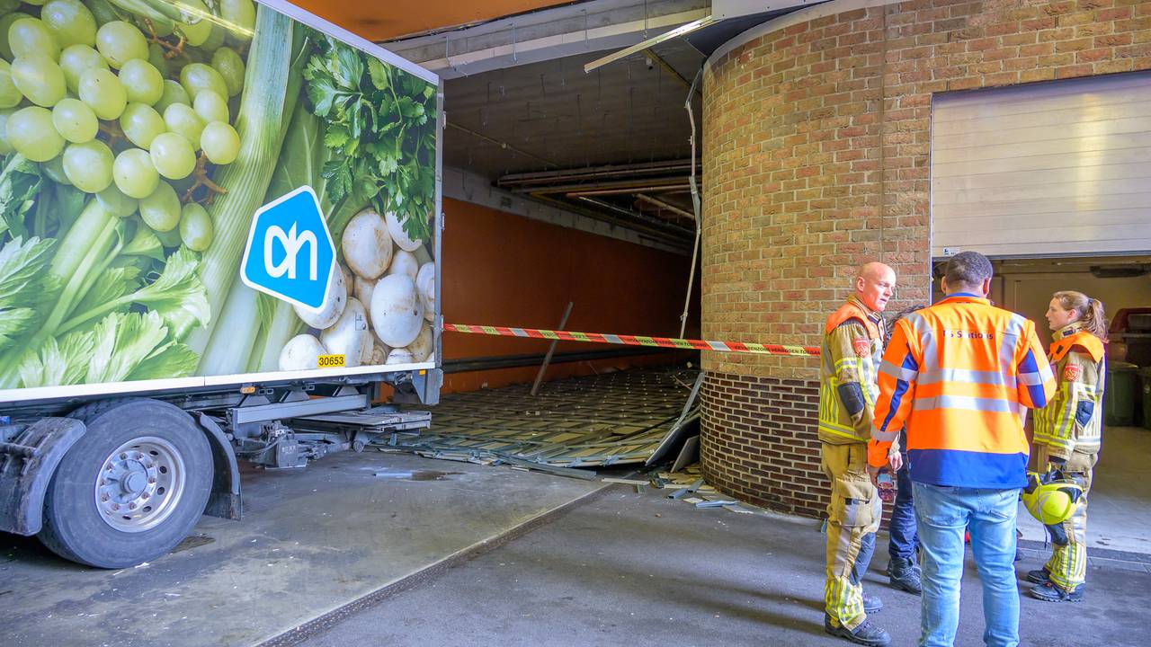Het hele plafond in de garage in Breda kwam naar beneden. (Foto: Tom van der Put/SQ Vision)