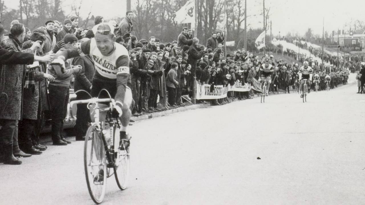 Bas Maliepaard wint in 1966 de 'O' van Oldenzaal, destijds een wielerwedstrijd waarmee het seizoen voor profs werd geopend (foto: ANP).