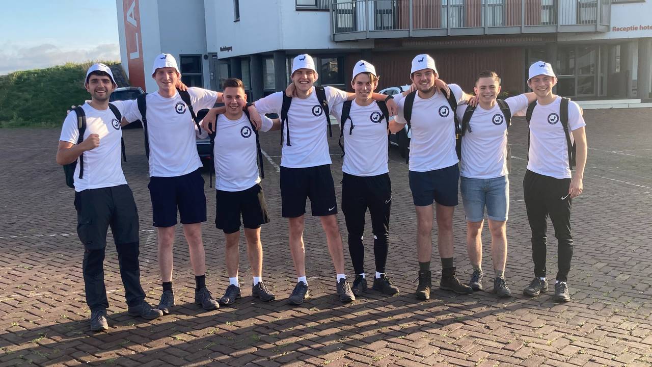 De vriendengroep bij de start van de Lochtetocht.