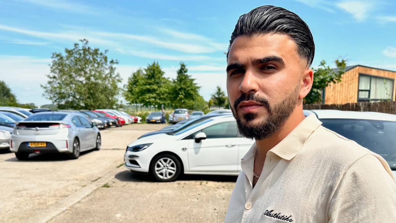 Khaled Aliessa op het terrein waar binnen een uur acht auto's gestolen werden (foto: Jan Peels).