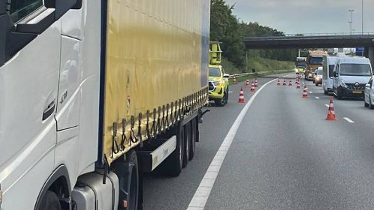 Vrachtwagen staat stil op A27 (foto: Rijkswaterstaat). 