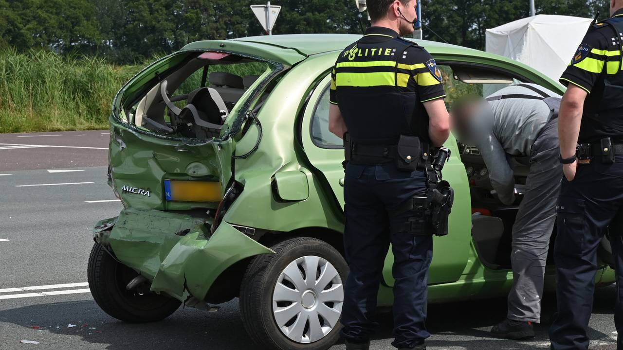 Busje rijdt achterop auto (foto: Perry Roovers / SQ Vision). 