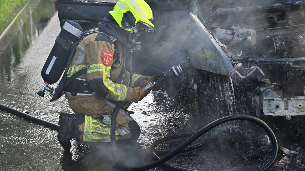 Auto in brand tijdens het rijden in Breda (foto: Perry Roovers / SQ Vision).