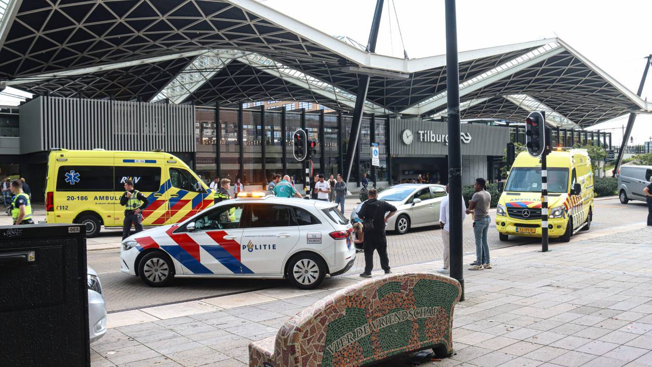 Vrouwen aangereden door taxi die stoplicht over het hoofd ziet.
