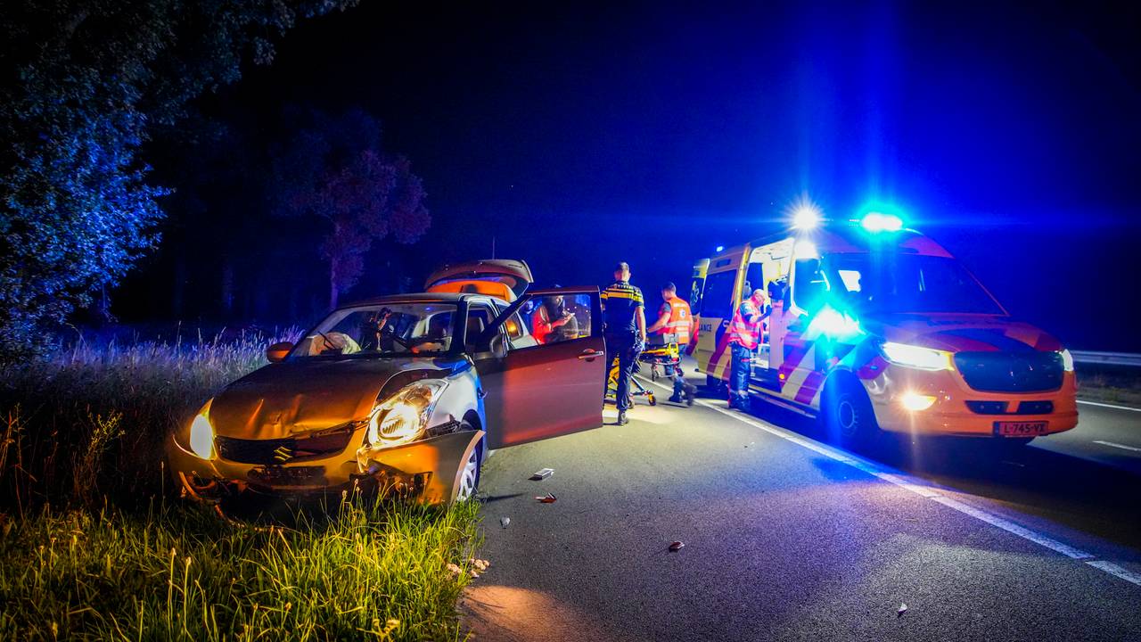 Vrouwen gewond bij ongeluk, auto blijft maar toeteren.