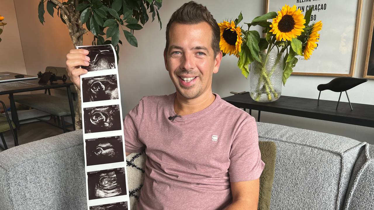 Pim van Dinten laat trots de echo's van zijn baby zien (foto: Ista van Galen).