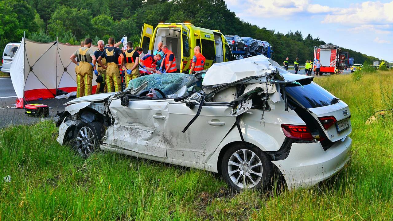 Bestuurder zwaargewond bij botsing met truck, A67 dicht.