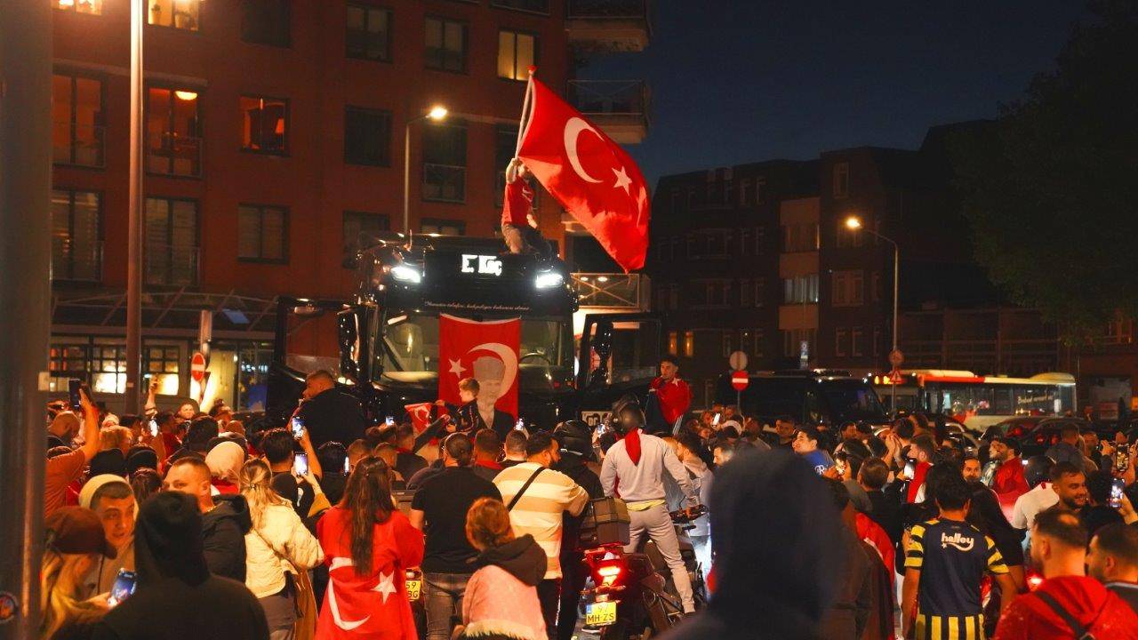 De Turkse voetbalfans in extase na het bereiken van de kwartfinale van het EK voetbal (foto: Bart Meesters).