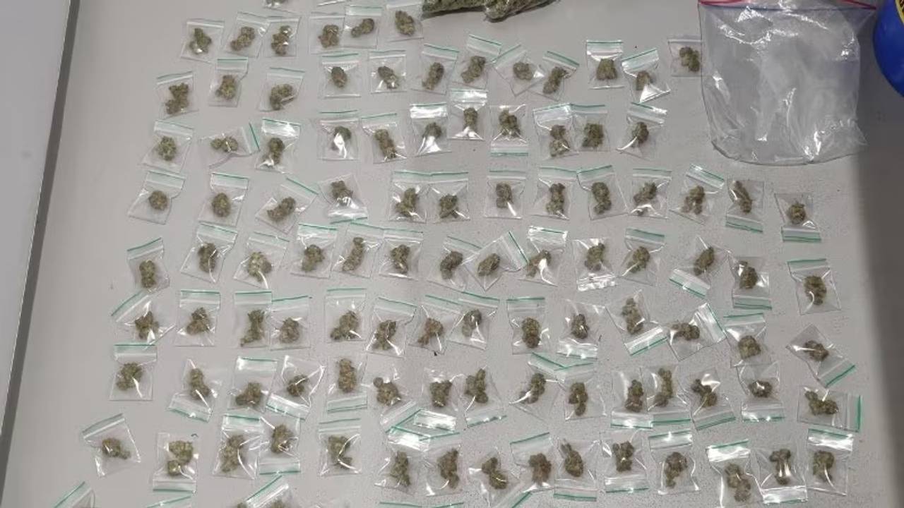 De politie vond verschillende soorten drugs in de woningen (foto: Politie.nl)