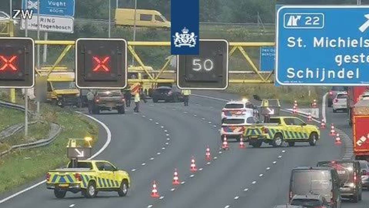 A2 richting Eindhoven deels open na ongeluk met meerdere autos.