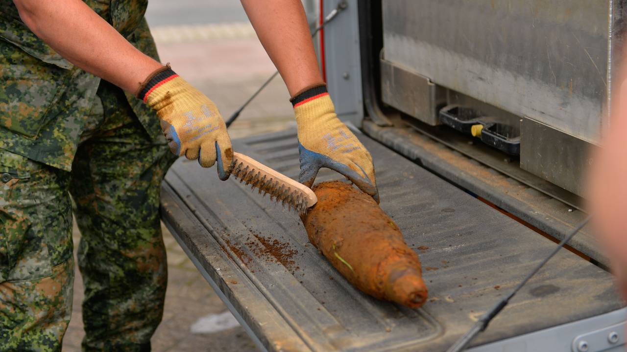 De bom wordt schoongemaakt (foto: SQ Vision/Walter van Bussel).
