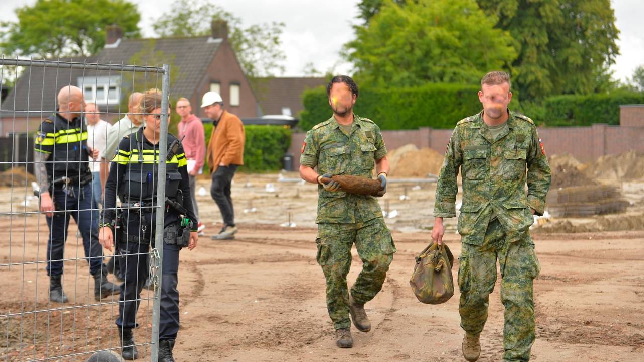 De EOD kon het explosief met de hand oppakken (foto: SQ Vision/Walter van Bussel).