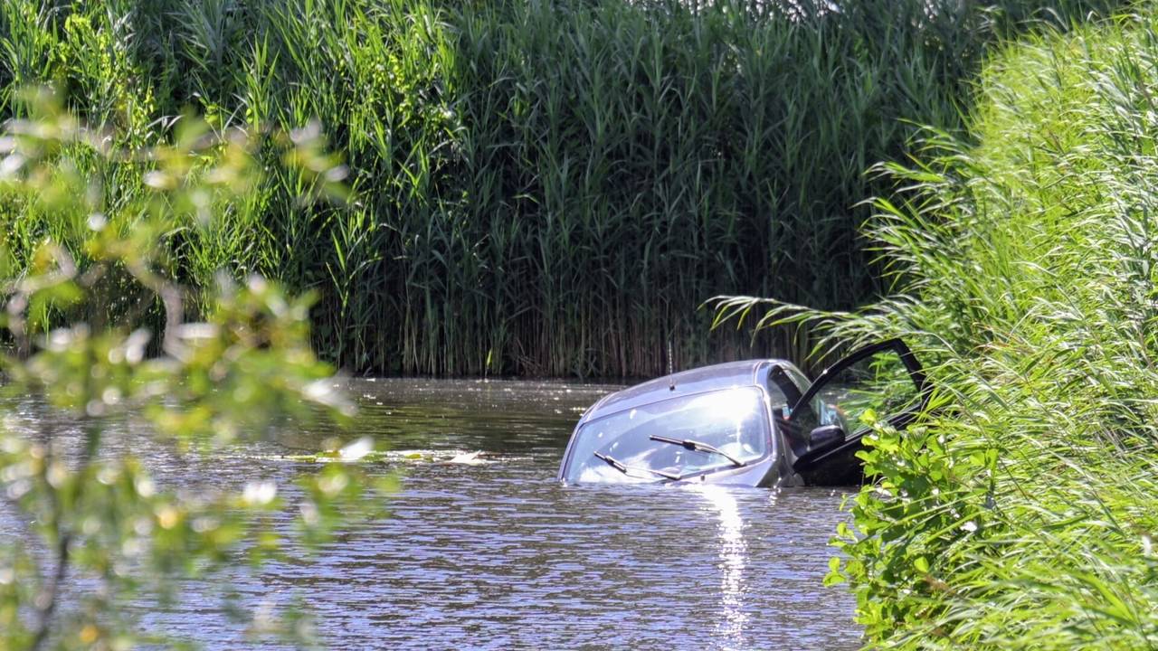 De auto kwam in het water terecht (foto: SQ Vision).