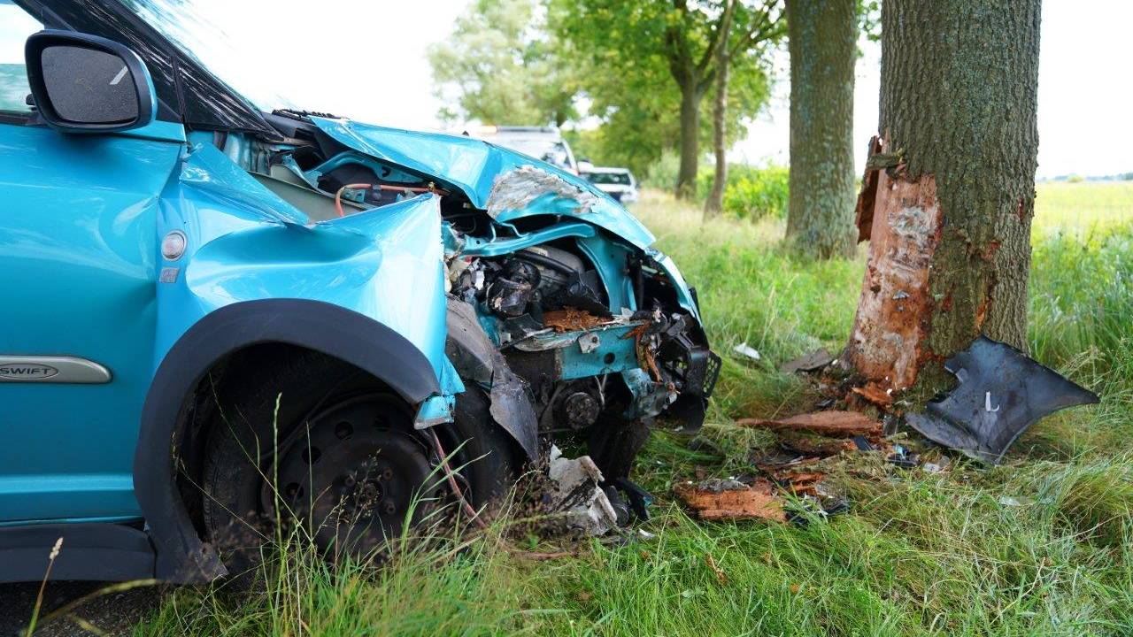 De auto raakte zwaar beschadigd (foto: SQ Vision/Bart Meesters).