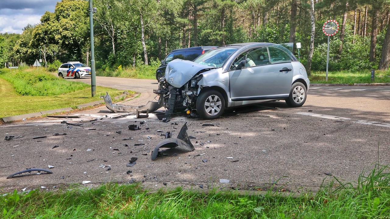 De brokstukken lagen over de weg bezaaid (foto: SQ Vision/Rico Vogels).