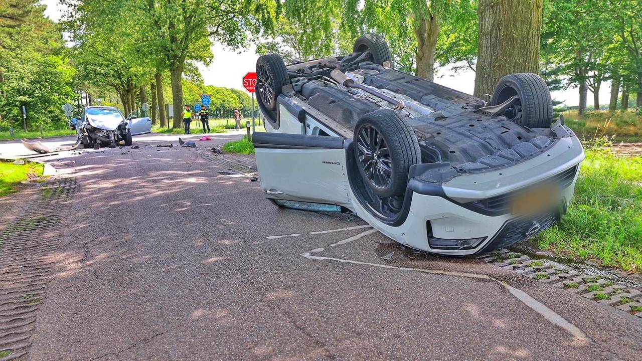 Een auto kwam op de kop terecht (foto: SQ Vision).