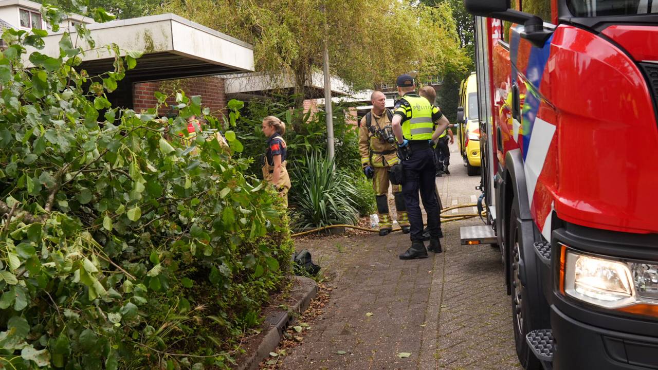 Brandweerlieden en agenten bij het huis (foto: SQ Vision/Harrie Grijseels).
