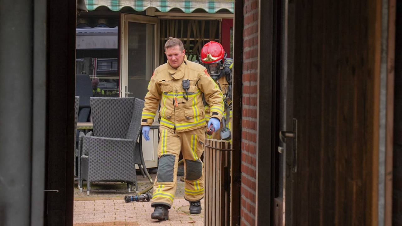 De brandweer vond de man op de grond (foto: SQ Vision/Harrie Grijseels).