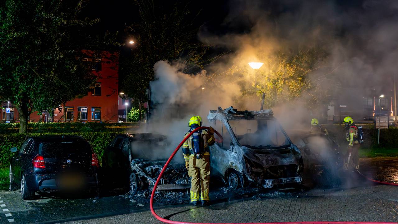 Van de auto's bleef weinig over (foto: Jurgen Versteeg/SQ Vision).