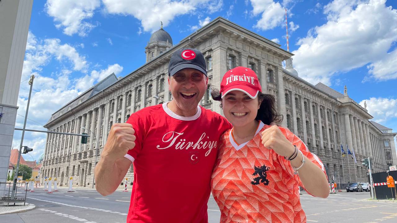 Jasmijn samen met haar vader in Berlijn (Foto: Privécollectie)