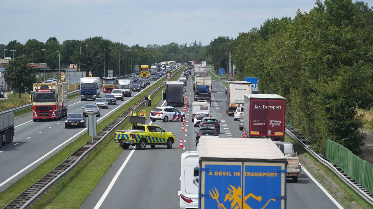 In beide rijrichtingen stond een file door het ongeluk (foto: WdG/SQ vision)
