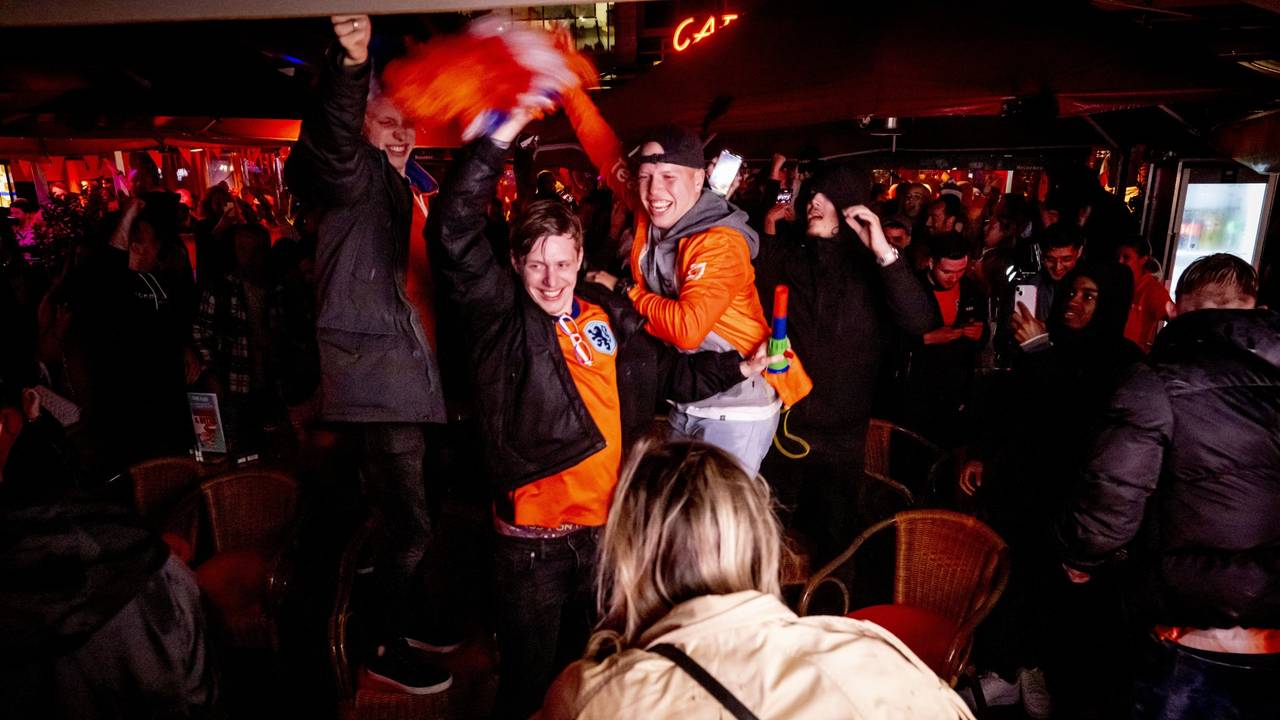 Oranjesupporters vieren een feestje na de overwinning op Turkije (foto: ANP).