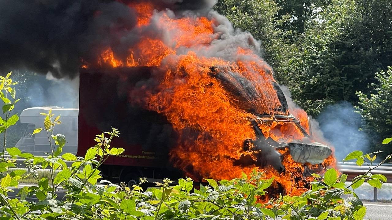 Busje vliegt in brand na ongeluk, A73 moet worden afgesloten.