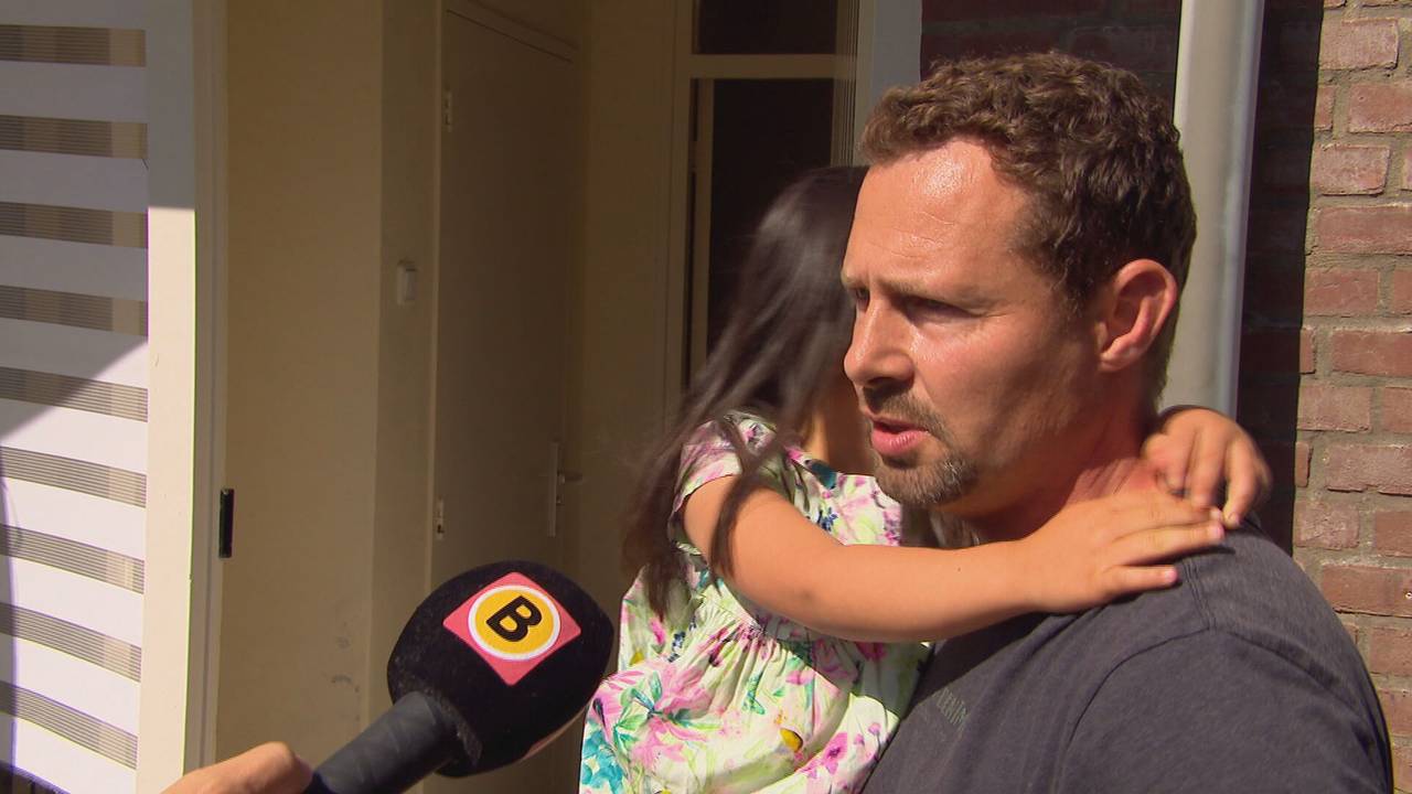 Basiel van Wezel vertelt dat het huis al twee maanden onbewoond is (foto: Omroep Brabant).