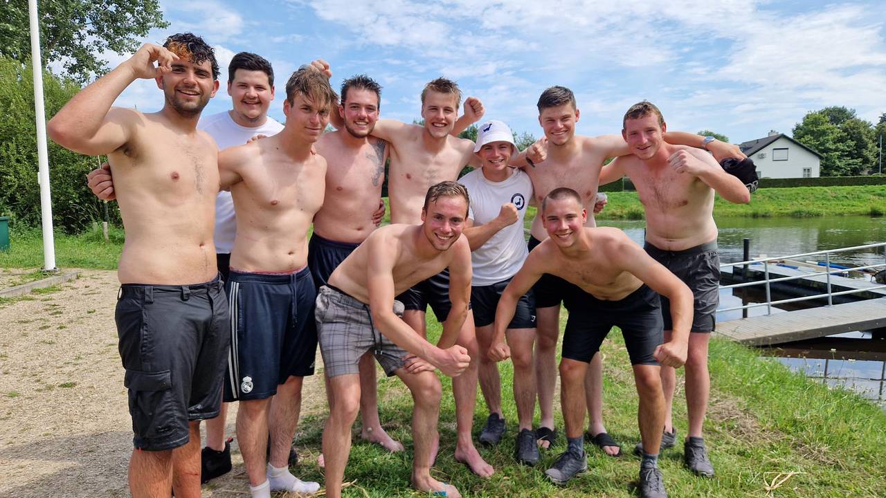 De vriendengroep sprong bij aankomst in Esch in het water (foto: Tom Berkers).