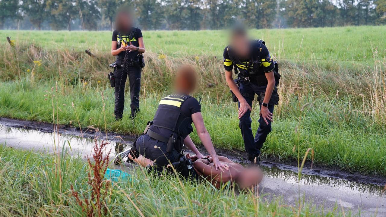 Bestuurder wordt kwaad na botsing en wil wapen pakken, politie tasert hem.