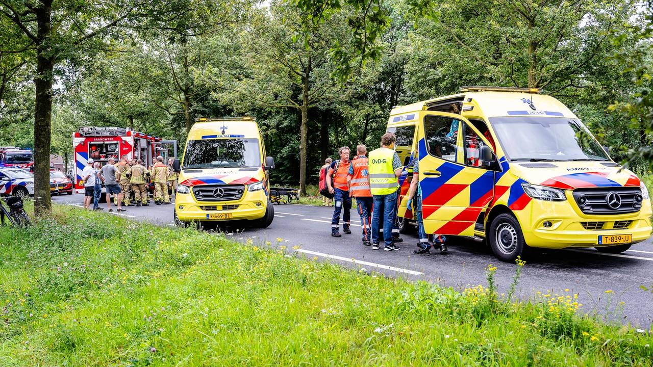 Vrouw overlijdt bij botsing tegen boom, bestuurder zwaargewond.