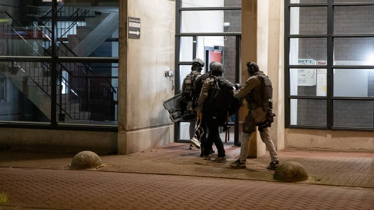 Het arrestatieteam ging het appartementencomplex in Roosendaal binnen en overmeesterde de verwarde man (foto: Christian Traets/SQ Vision).