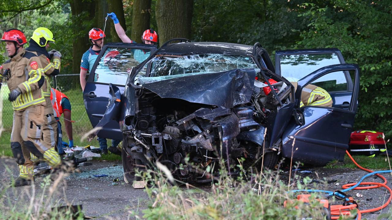 Bestuurder zit halfuur klem in auto na ernstige botsing.