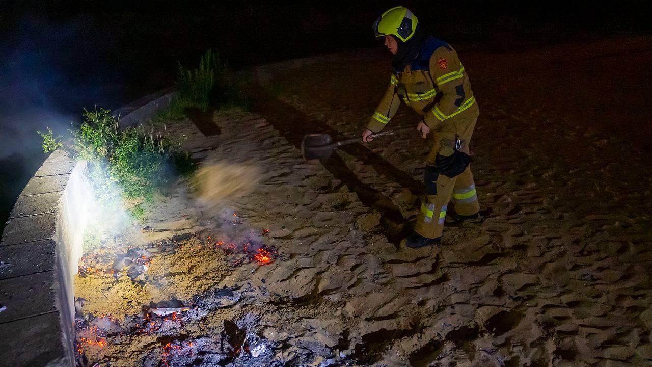 De brandweer doofde het vuur in Oss en schepte er zand overheen (foto: Gabor Heeres/SQ Vision). 
